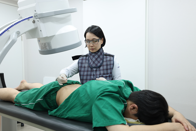 공덕마디탄탄의원 C-arm 영상 유도 시술 장면